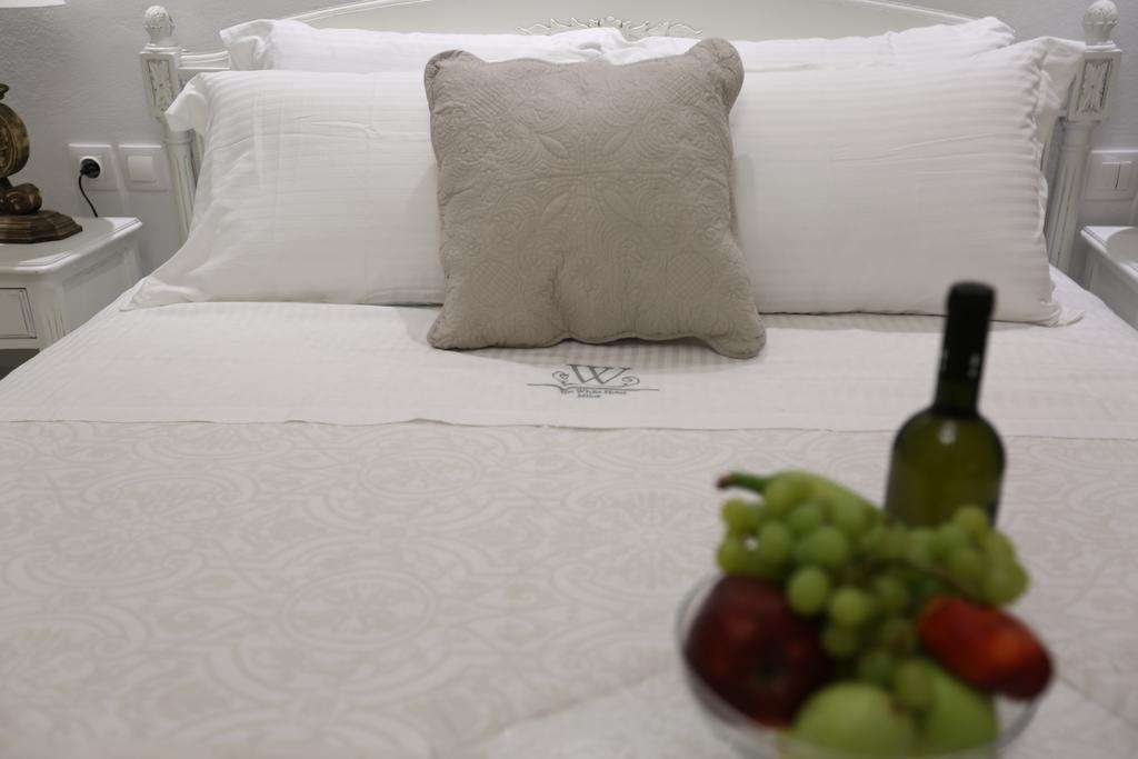 The White Suites Adamantas  ภายนอก รูปภาพ
